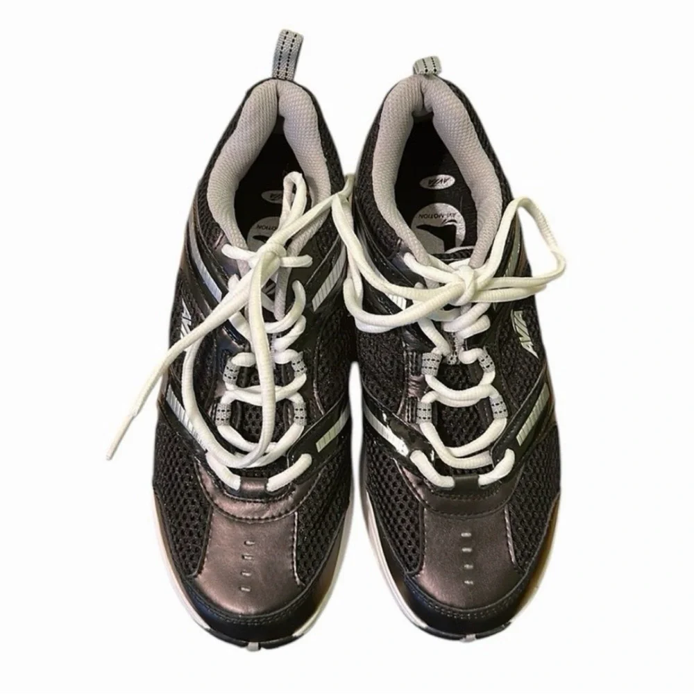 NWOT Avia Black and White Avi-Motion Archrocker Sneaker Sz 8